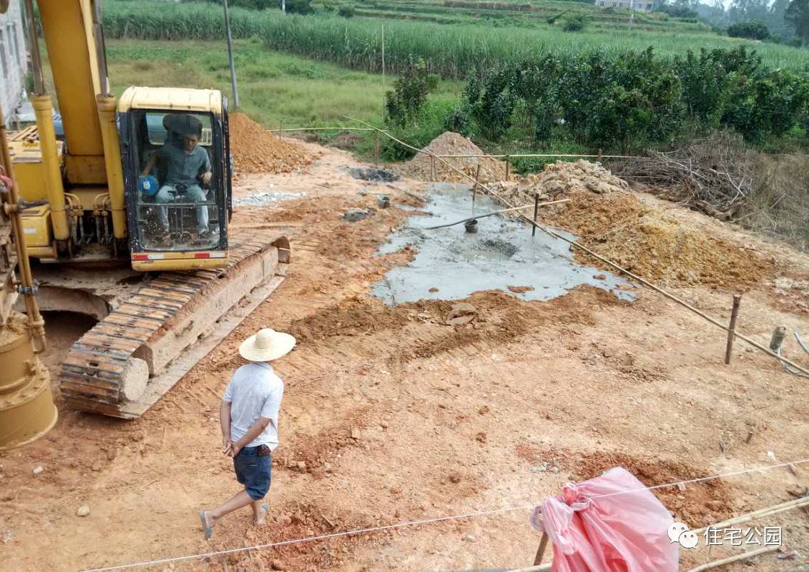 旋转楼梯挑空客厅的别墅,挑空客厅旋转楼梯别墅