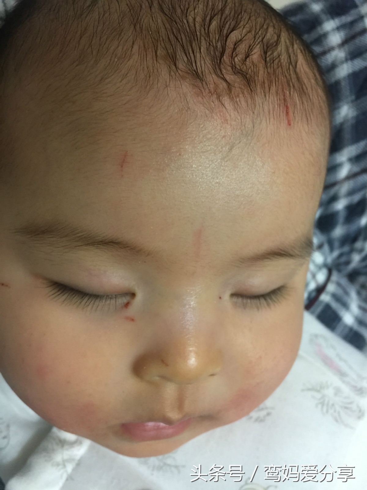 宝宝睡觉抓脸抓头躁动不安,宝宝抓大人头发抓脸怎么回事