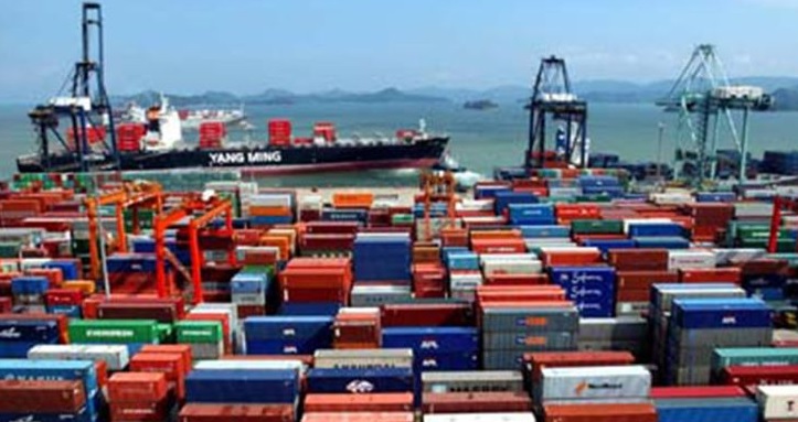 国家贫困县，5万人在非洲国家挖黄金发财