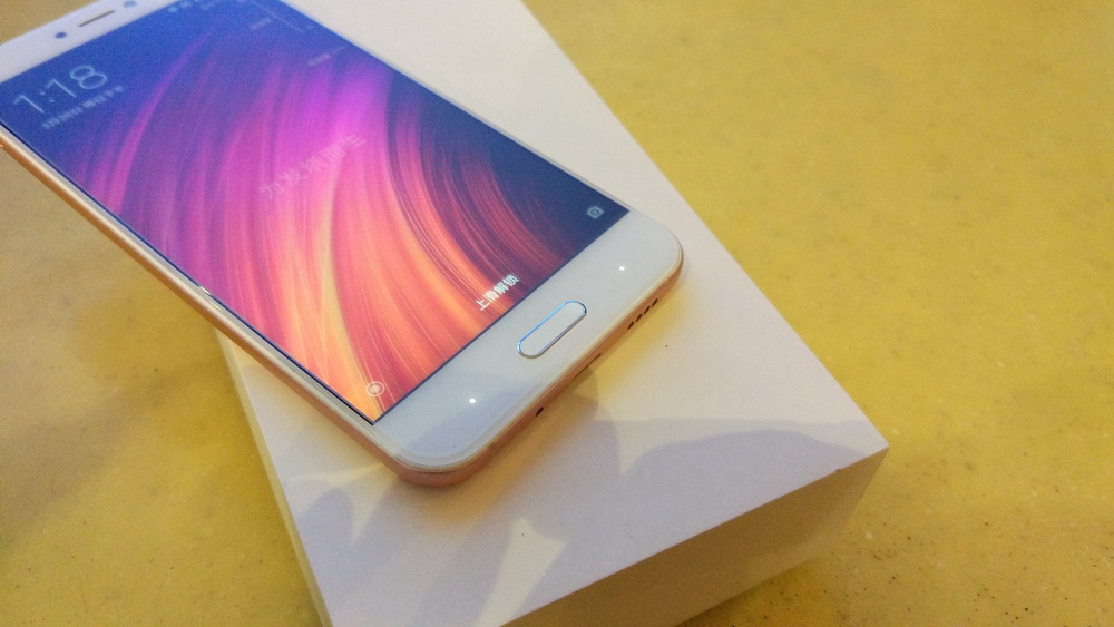 这是一部真小米手机,又轻又薄的小米手机5c