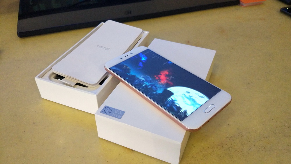 这是一部真小米手机,又轻又薄的小米手机5c