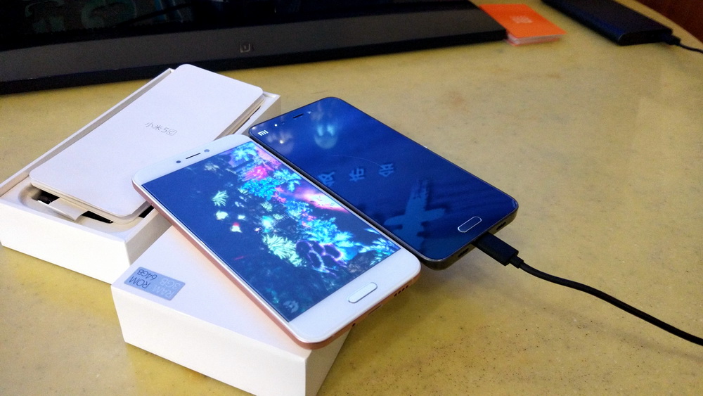 这是一部真小米手机,又轻又薄的小米手机5c