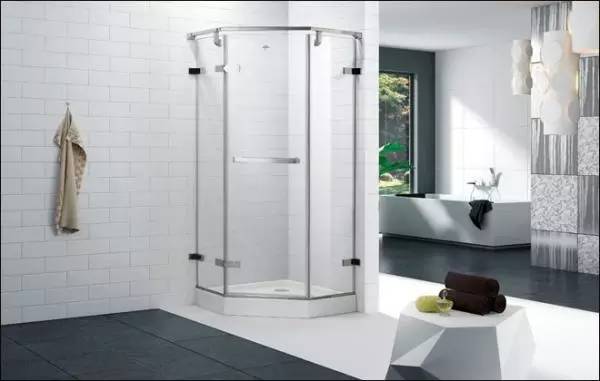 浴室装淋浴房好不好,浴室装淋浴板还是瓷砖