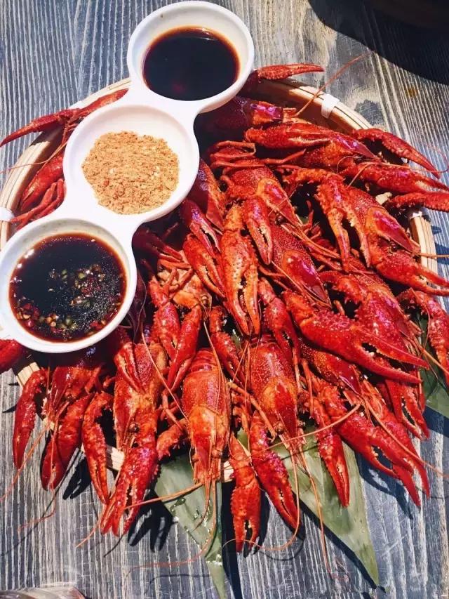 她是“成都第一私房菜美女老板”，与李易峰合作，和方大同录节目