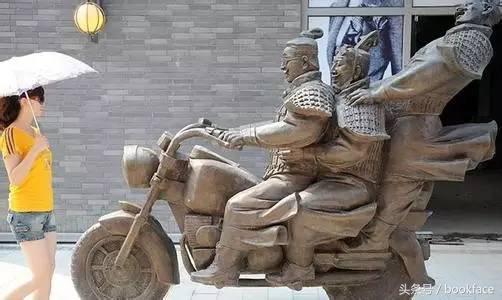 一群男人列队欢迎,霸道总裁出场一群男生迎接