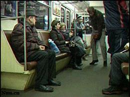 兄弟你穿衣服倒是长点心,这到底是几个意思