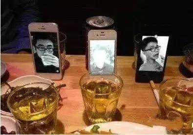 兄弟你穿衣服倒是长点心,这到底是几个意思