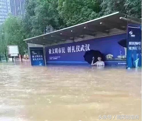 成年袋鼠打架时哪个部位支撑身体,袋鼠和袋鼠为什么喜欢打架