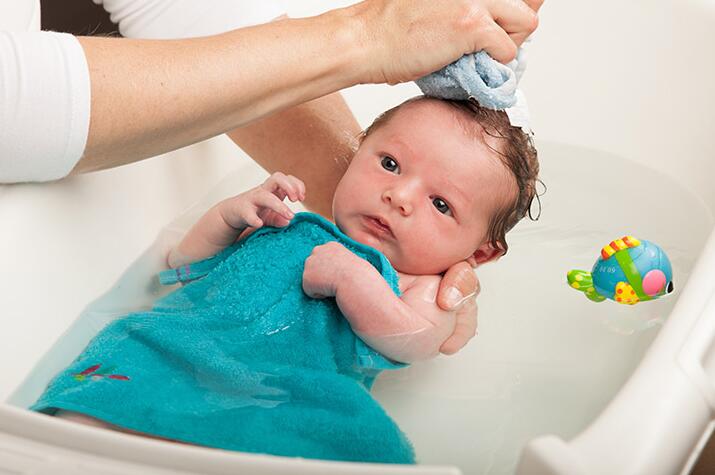 怎样给宝宝洗澡宝宝才不会哭闹,如何给宝宝洗澡才不会感冒