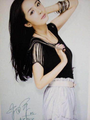 明星签名谁最酷？杨紫看起来像李好范冰冰霸气杨幂跟平时差不多