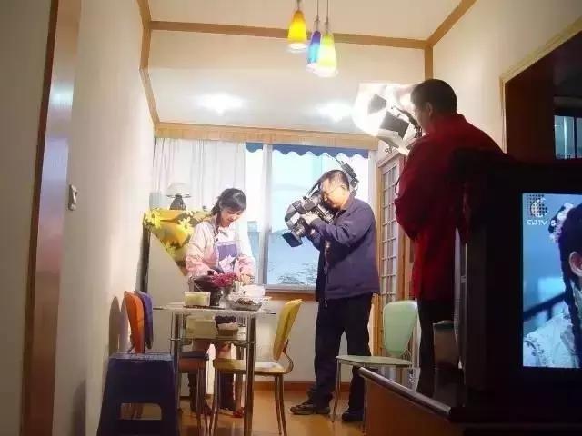 她是“成都第一私房菜美女老板”，与李易峰合作，和方大同录节目