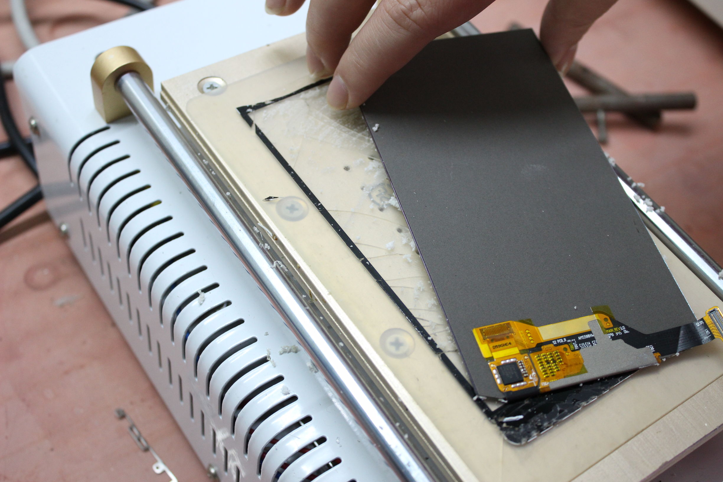 手机维修店手机屏幕更换注意什么,手机维修店不给换自带外屏的原因