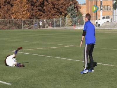 守门员不可思议的扑救法,守门员的经典扑救方法