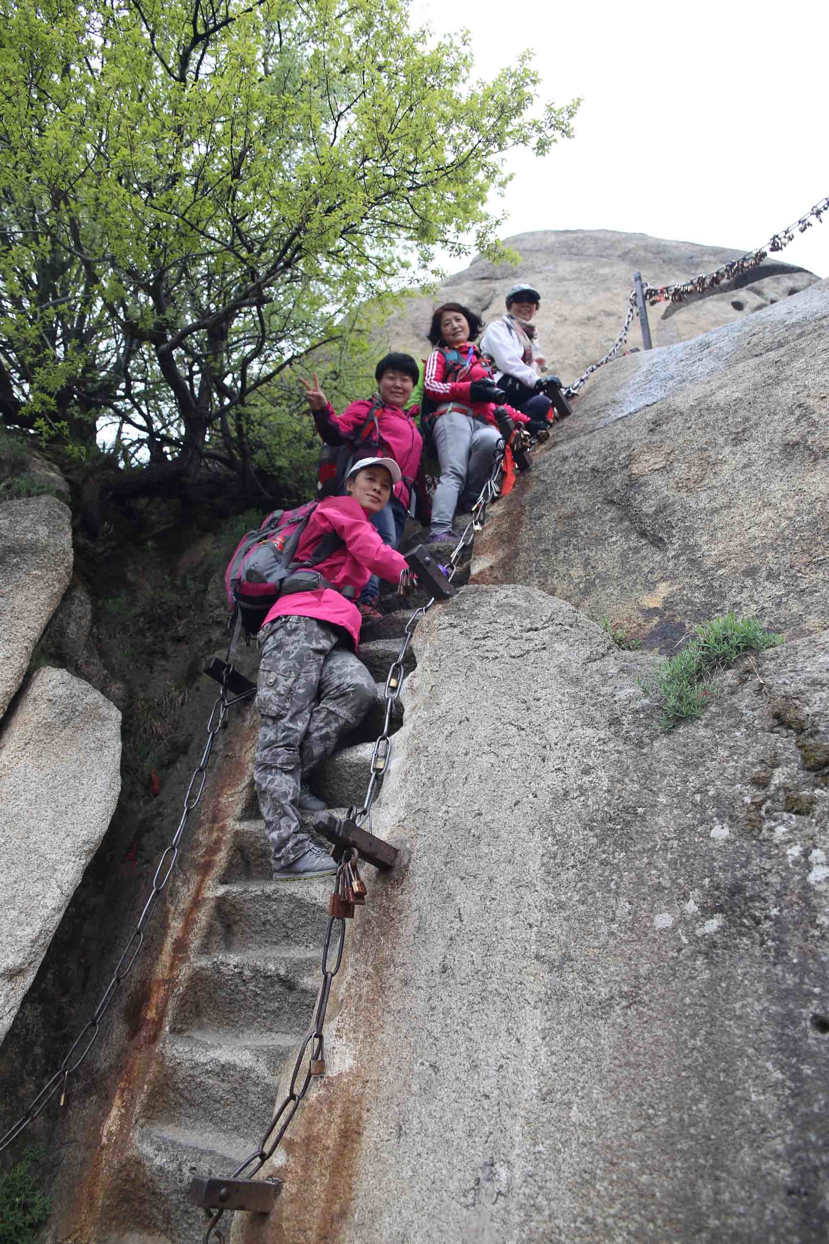 不到华山不知山之奇险,不登华山不知山峰之险