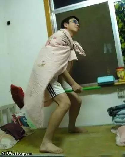 兄弟你穿衣服倒是长点心,这到底是几个意思