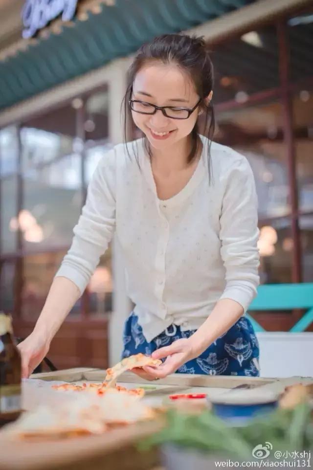 她是“成都第一私房菜美女老板”，与李易峰合作，和方大同录节目