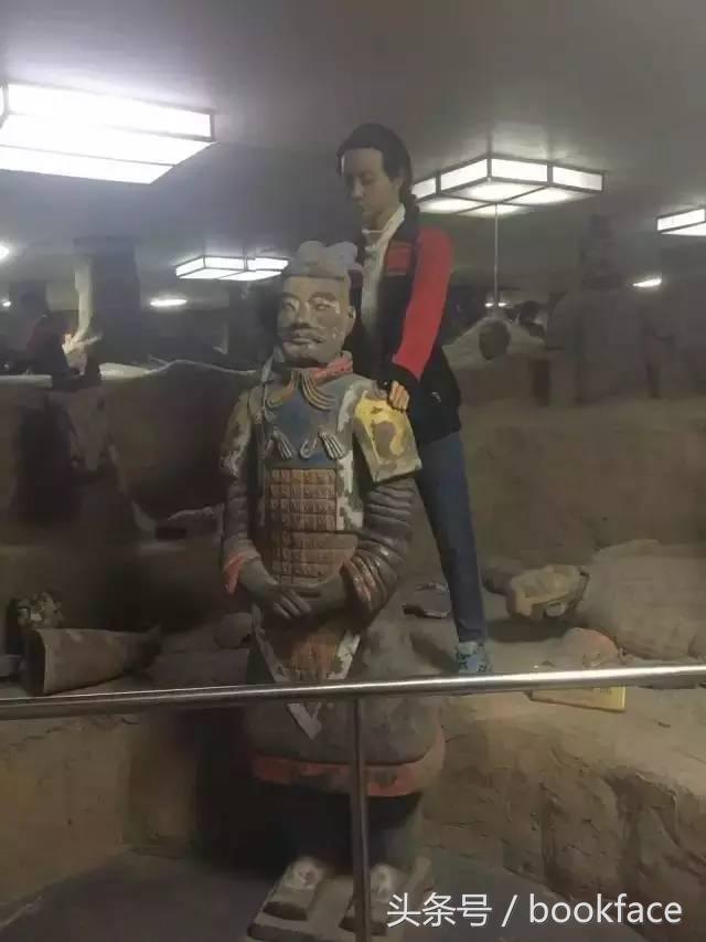 一群男人列队欢迎,霸道总裁出场一群男生迎接