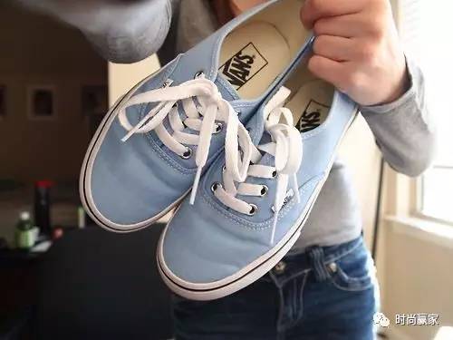 缤纷清爽的粉蓝色系球鞋,摇身成为漂漂型格少女