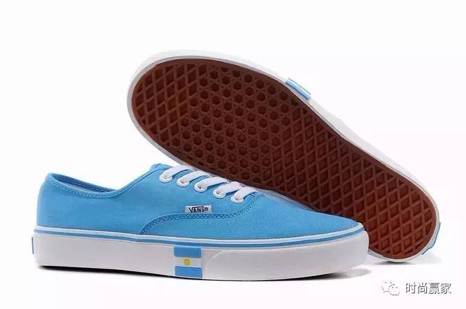 缤纷清爽的粉蓝色系球鞋,摇身成为漂漂型格少女