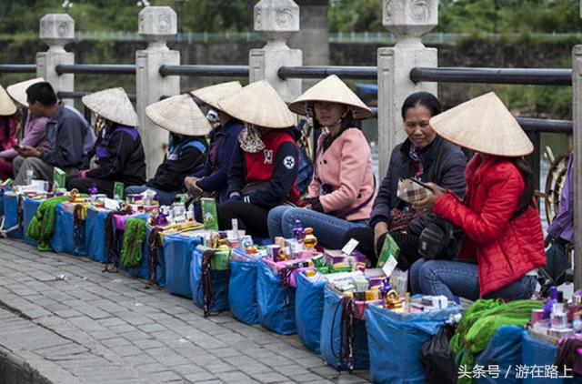 实拍越南街头小贩的日常生活,中越边境大批越南姑娘摆摊