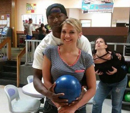 兄弟你穿衣服倒是长点心,这到底是几个意思