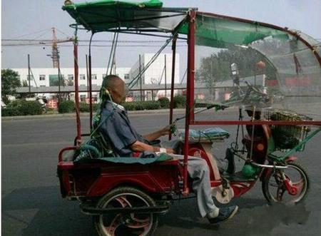 兄弟你穿衣服倒是长点心,这到底是几个意思