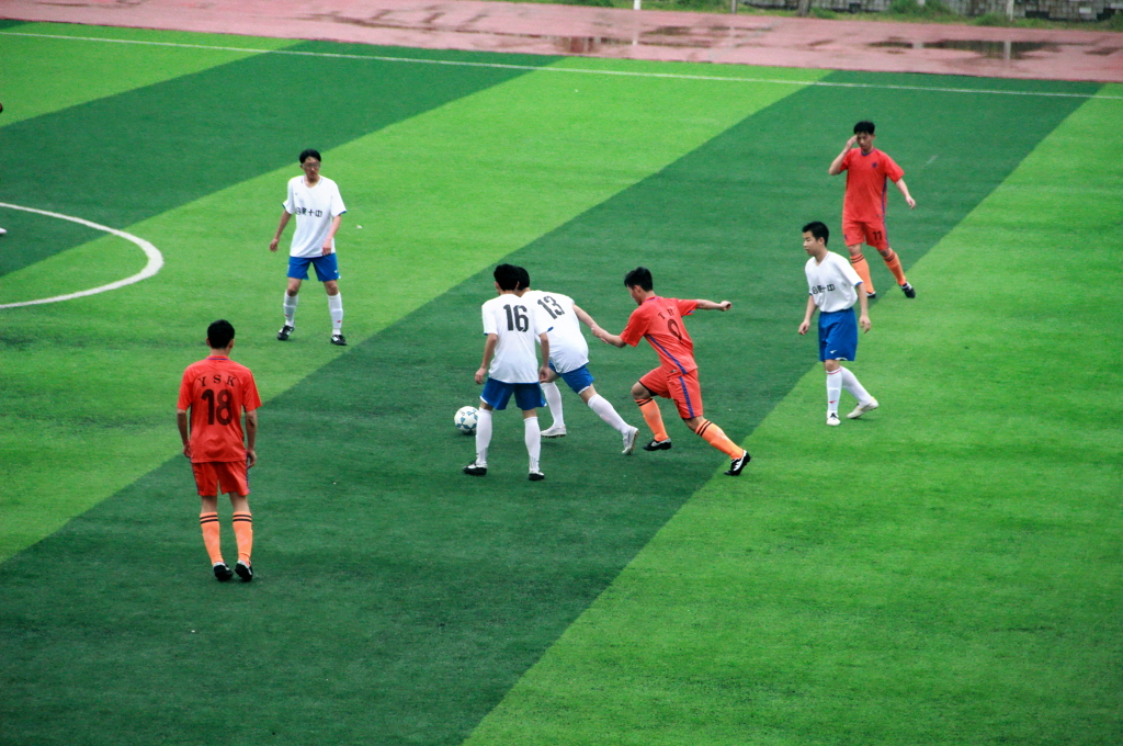 雨中战犹酣足球魅无穷