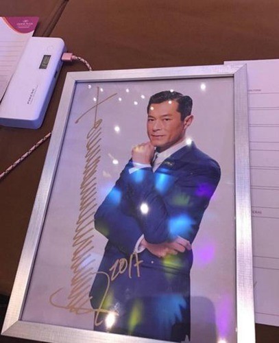 明星签名谁最酷？杨紫看起来像李好范冰冰霸气杨幂跟平时差不多