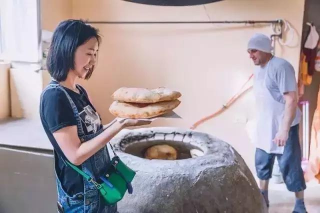 她是“成都第一私房菜美女老板”，与李易峰合作，和方大同录节目