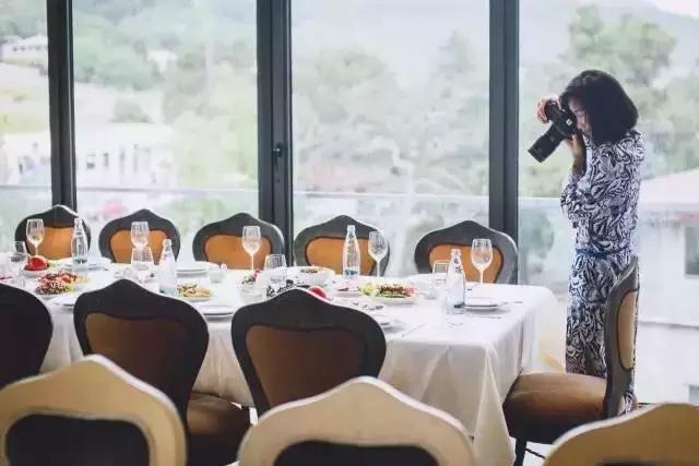 她是“成都第一私房菜美女老板”，与李易峰合作，和方大同录节目