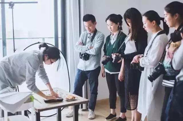 她是“成都第一私房菜美女老板”，与李易峰合作，和方大同录节目