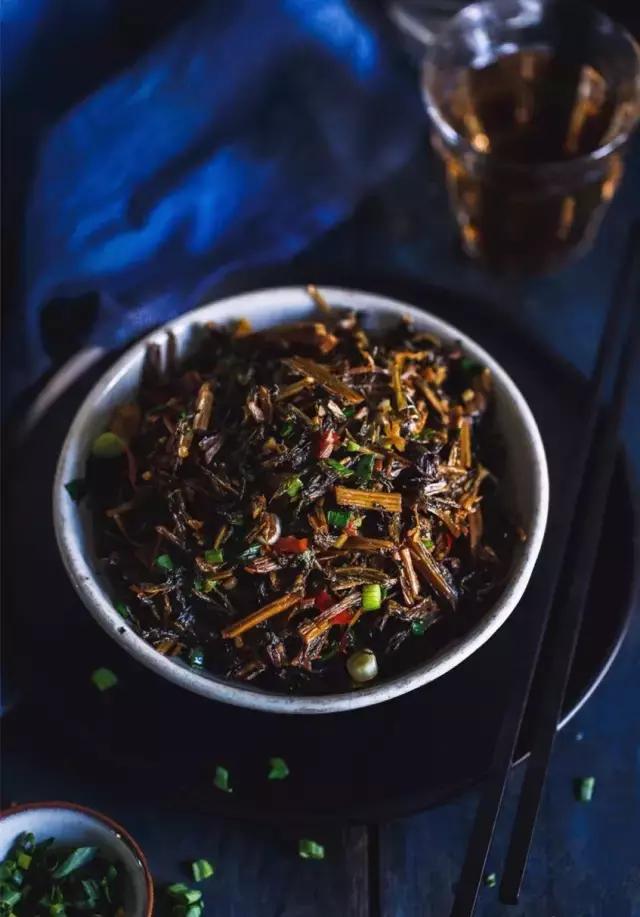 她是“成都第一私房菜美女老板”，与李易峰合作，和方大同录节目