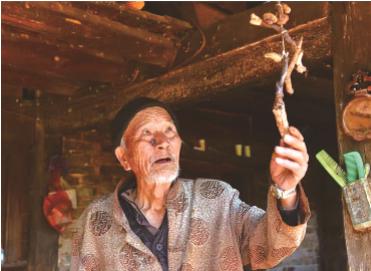 嘴唇干裂脱皮发红发热是什么病,嘴唇干裂是什么病的预兆