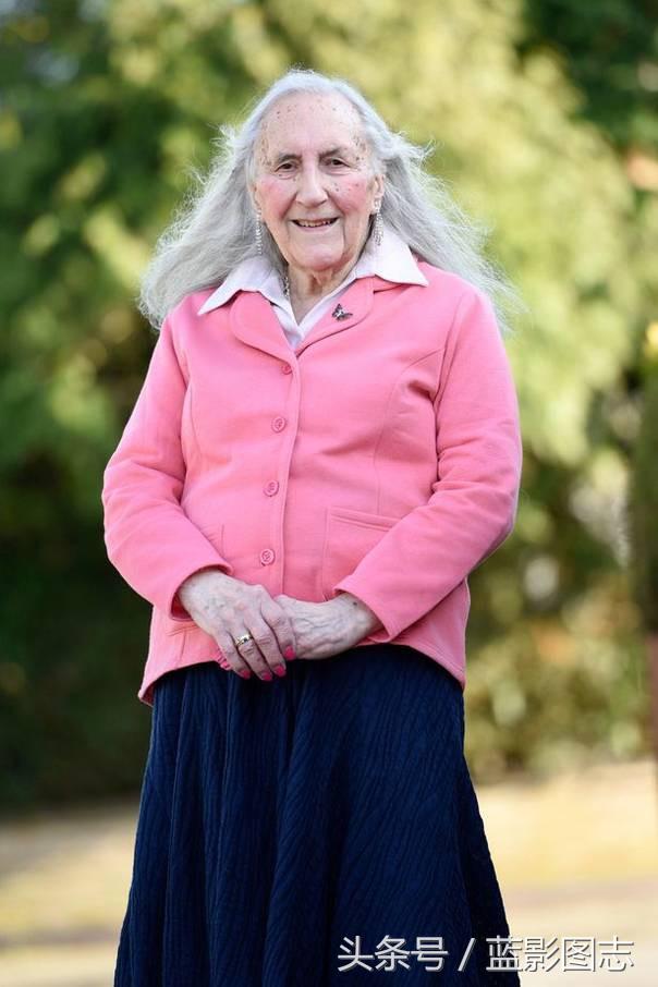 压抑本性90年，英国老兵决定在生命最后做回女人