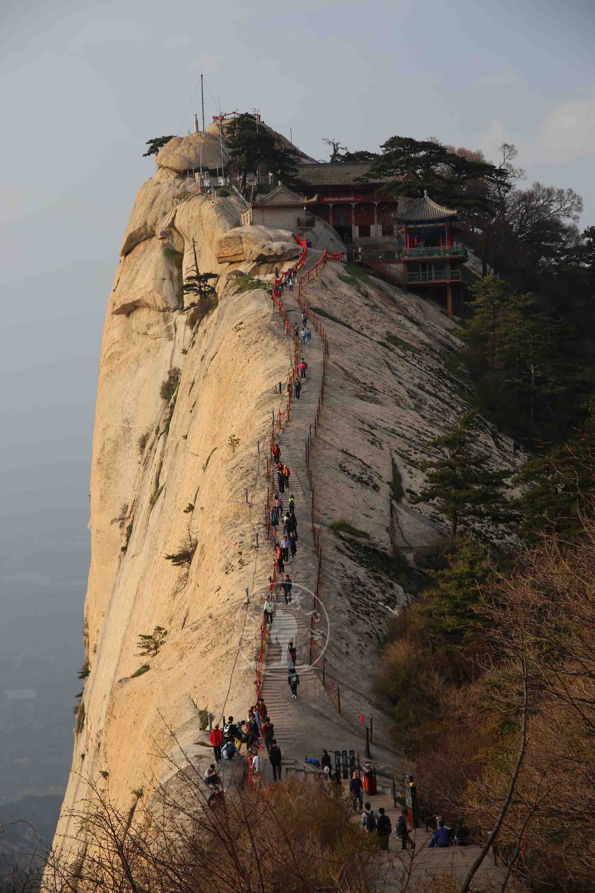 不到华山不知山之奇险,不登华山不知山峰之险