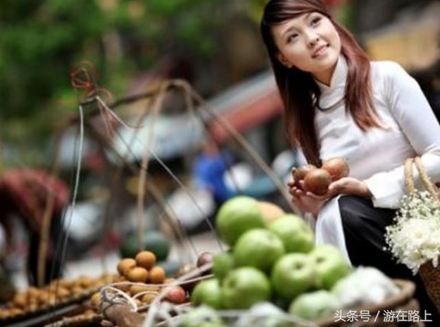 实拍越南街头小贩的日常生活,中越边境大批越南姑娘摆摊