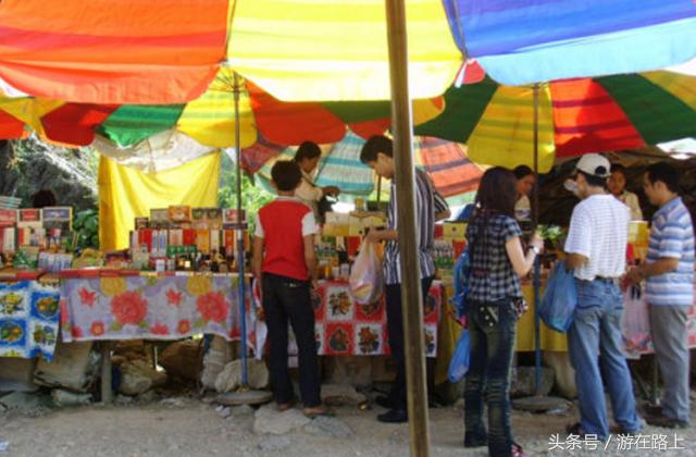 实拍越南街头小贩的日常生活,中越边境大批越南姑娘摆摊