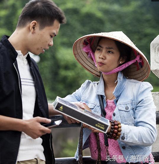 实拍越南街头小贩的日常生活,中越边境大批越南姑娘摆摊