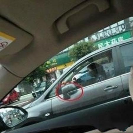 兄弟你穿衣服倒是长点心,这到底是几个意思