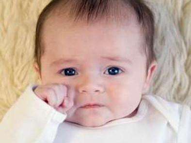 宝宝眼屎黄多是不是上火了,宝宝眼屎多且黄还粘稠怎么回事