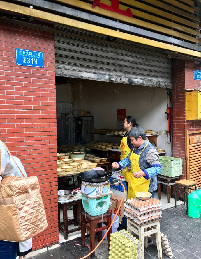 在重庆吃面必须吃地道的重庆小面,小面是重庆最难吃的一种面