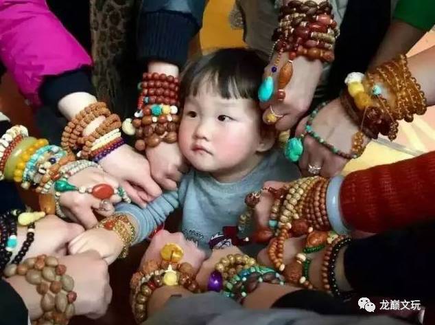 挑战砸碎盘了6年的核桃,盘了好几年的核桃被别人吃了