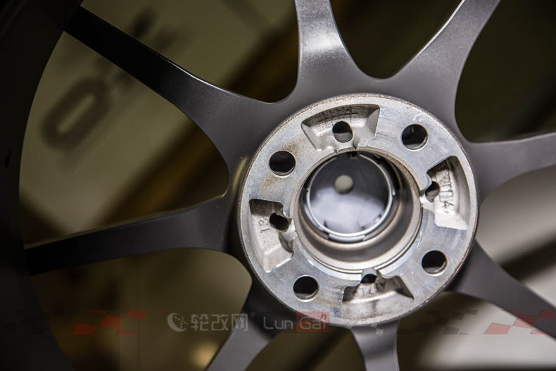 f1的设计,ozformulahlt轮毂怎么样