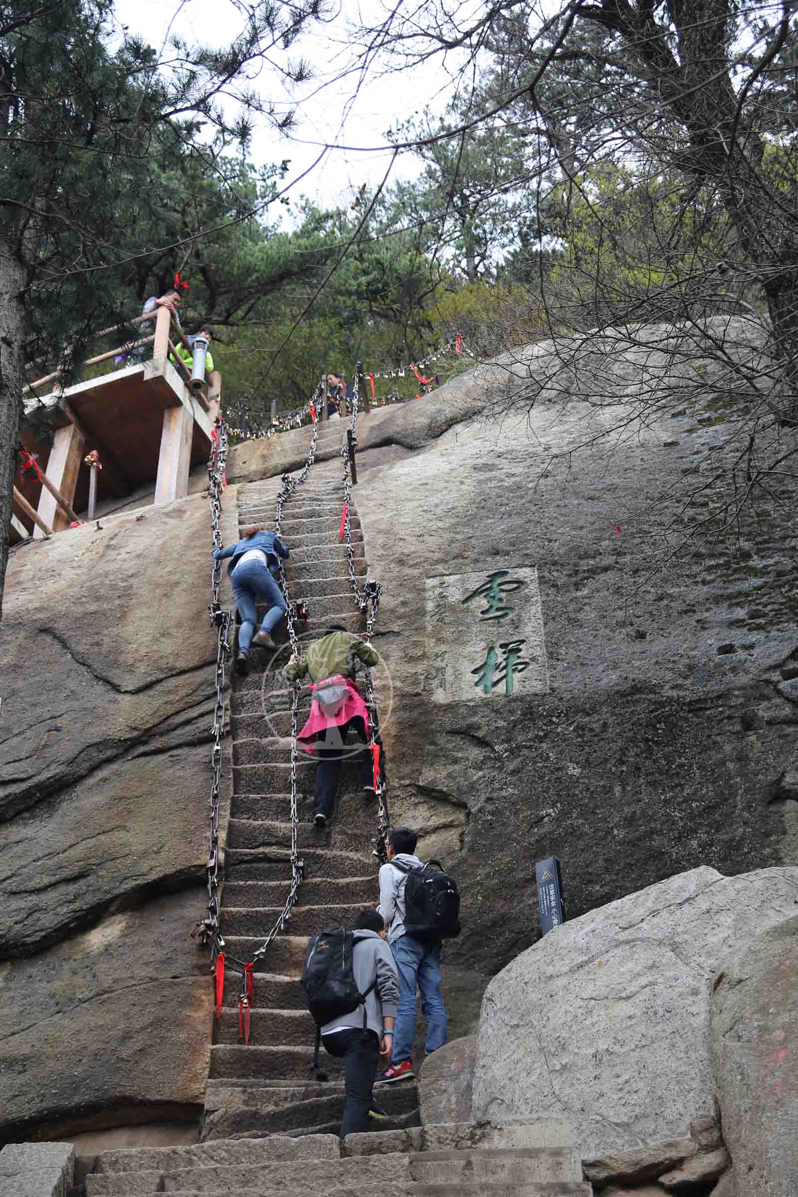 不到华山不知山之奇险,不登华山不知山峰之险