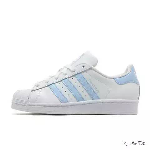 缤纷清爽的粉蓝色系球鞋,摇身成为漂漂型格少女