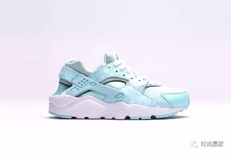 缤纷清爽的粉蓝色系球鞋,摇身成为漂漂型格少女