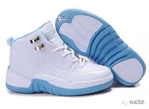 缤纷清爽的粉蓝色系球鞋,摇身成为漂漂型格少女