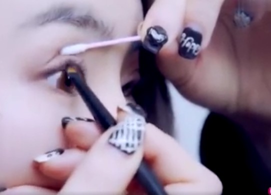 戚薇美妆博主变成女明星,戚薇素颜化妆