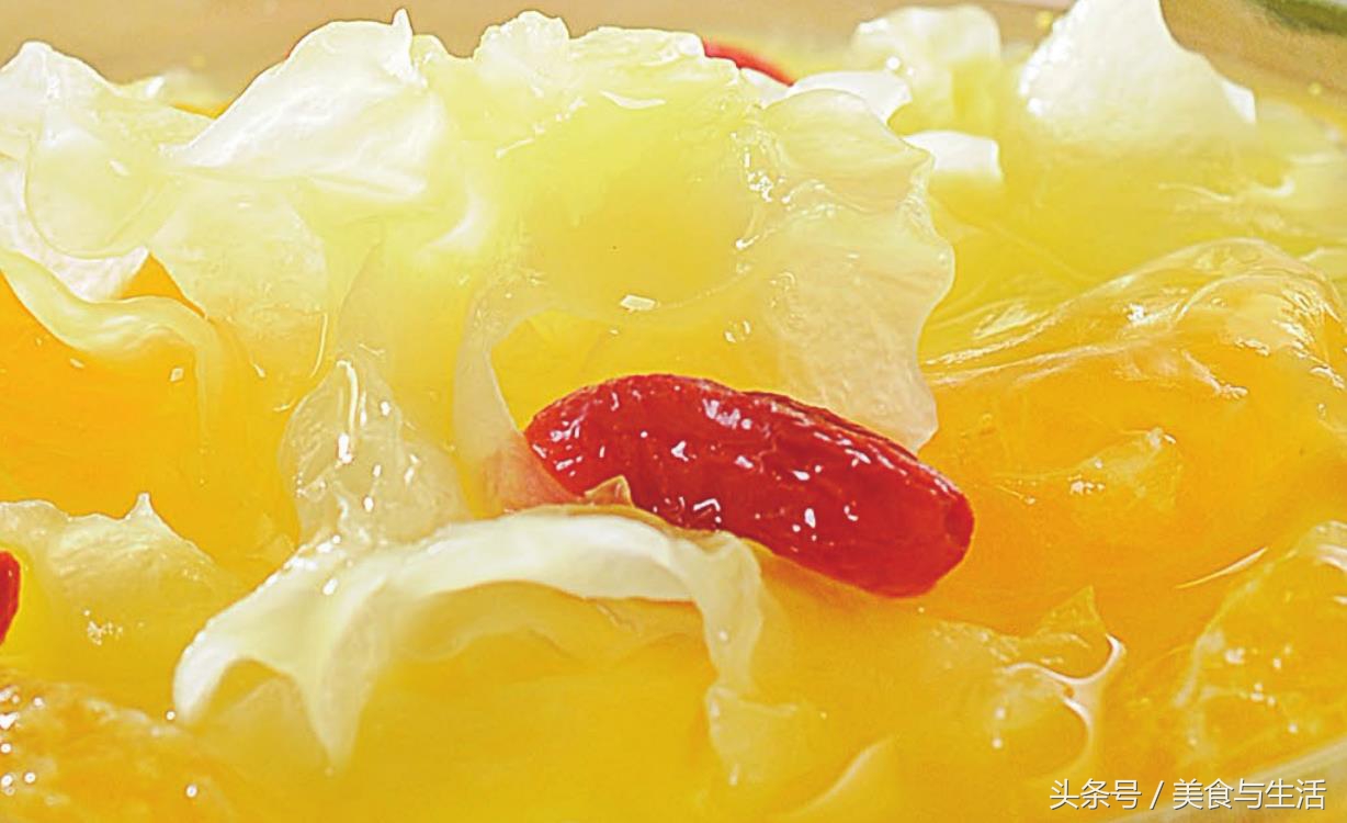 这道银耳汤润肺止咳，入口即化，简单易做，人人爱喝