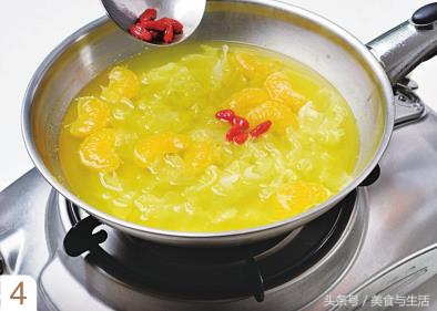 这道银耳汤润肺止咳，入口即化，简单易做，人人爱喝